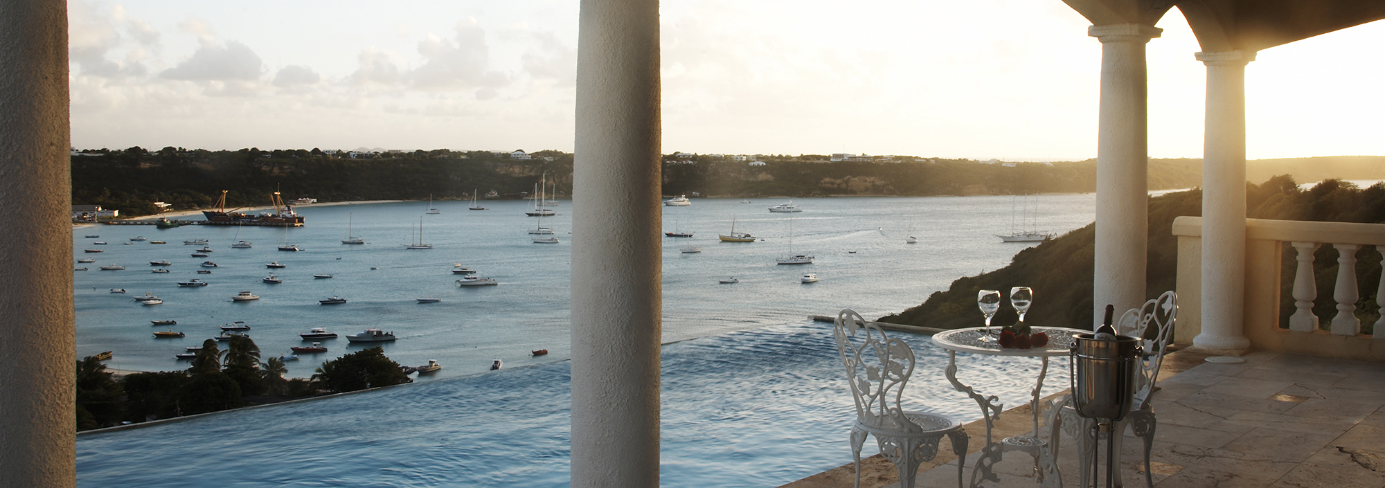 Blick über Anguilla mit ankernden Booten