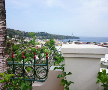Grenadine House, St. Vincent, Kingstown, Blick vom Balkon zur Stadt