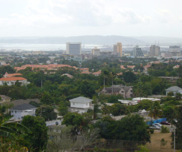 Blick über Kingston Richtung Meer, Jamaica