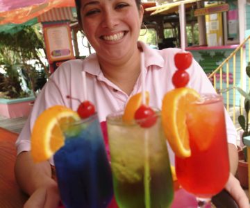 Bunte Cocktails in einer Bar von Puerto Rico