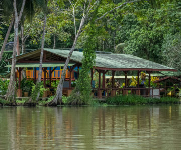 Lirio Lodge, Costa Rica, Para de Pacuare, Blick vom Kanal auf das Restaurant