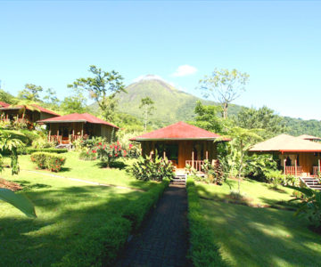 Lomas Del Volcán, Costa Rica, La Fortuna, Blick auf die Bungalows und den Vulkan Arenal