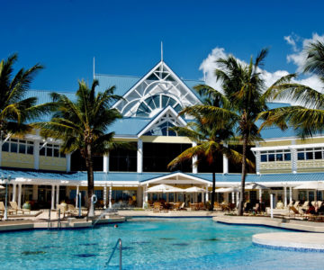 Magdalena Grand Beach Resort, Tobago, Little Rockly Bay, Atlantikküste, Hauptgebäude mit Poolanlage