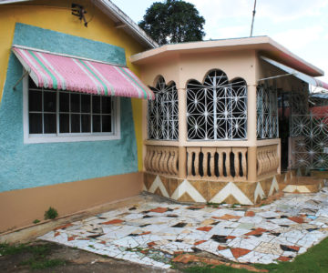 Miss Lilly's Guesthouse, Jamaica, Sherwood Content, Aussenansicht