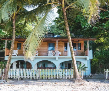 Kleine Lodge am Lederschildkrötenstrand, Trinidad, Grande Rieviere, Aussenansicht der Lodge