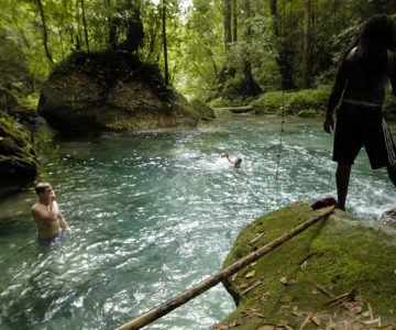 Schwimmer in den Reach Falls auf Jamaica