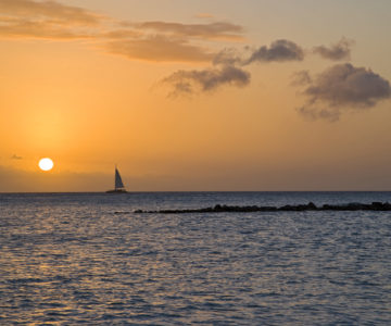 Sonnenuntergang auf Aruba mit Segelboot