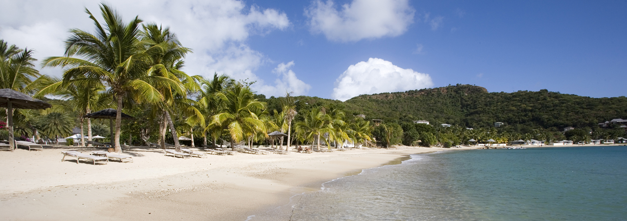 Sandstrand mit Palmen am Hotel The Inn at English Harbour auf Antigua