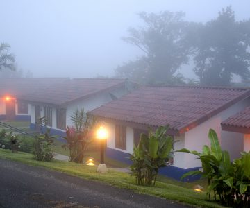 Villa Blanca Cloud Forest Hotel, Costa Rica, Angeles Norte, Aussenansicht der Casitas bei Nebel