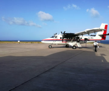 Kleinflugzeug der karibischen Fluggesellschaft Winair auf dem Vorfeld von Saba