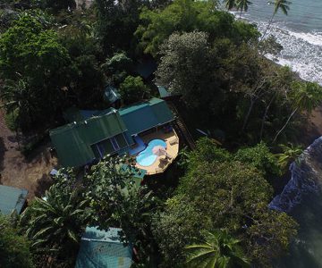 Pirate Cove Hotel, Costa Rica, Osa Halbinsel, Drake Bay, Blick auf die Anlage aus der Vogelperspektive