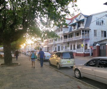 Paramaribo am Abend mit weißen Holzhäusern an der Promenade