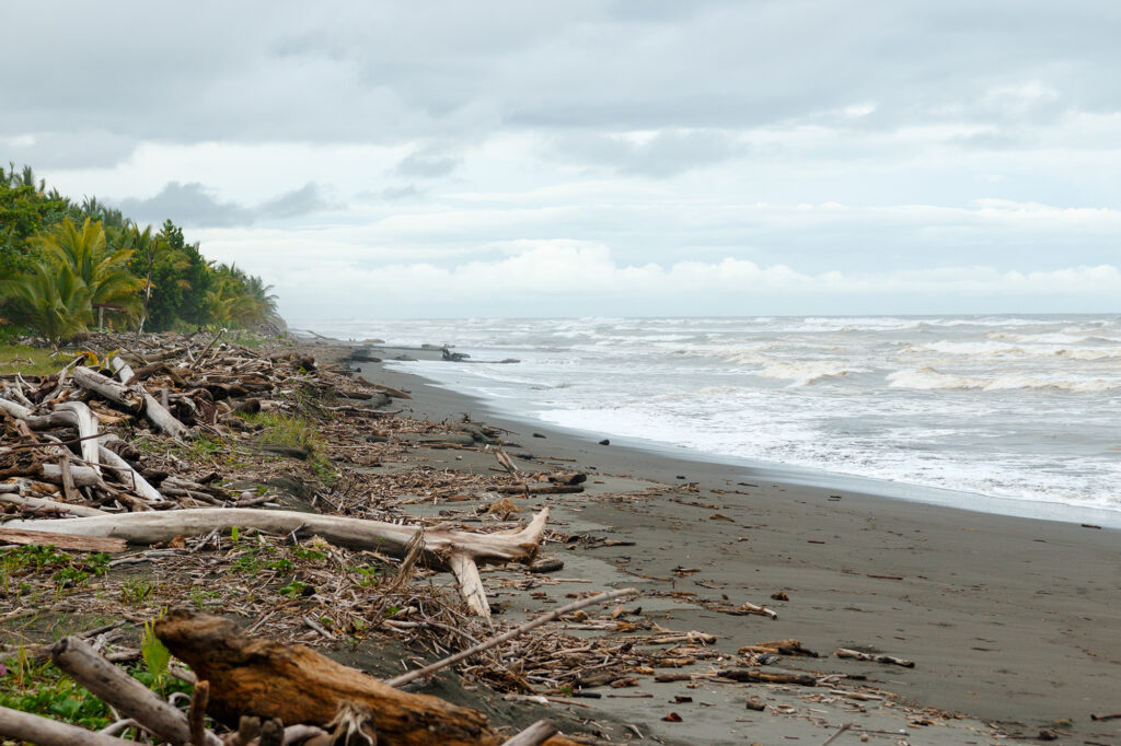Tosende Wellen am rauen Karibikstrand von Costa Rica