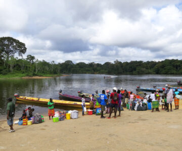 Umstieg aufs Boot im Regenwald von Suriname