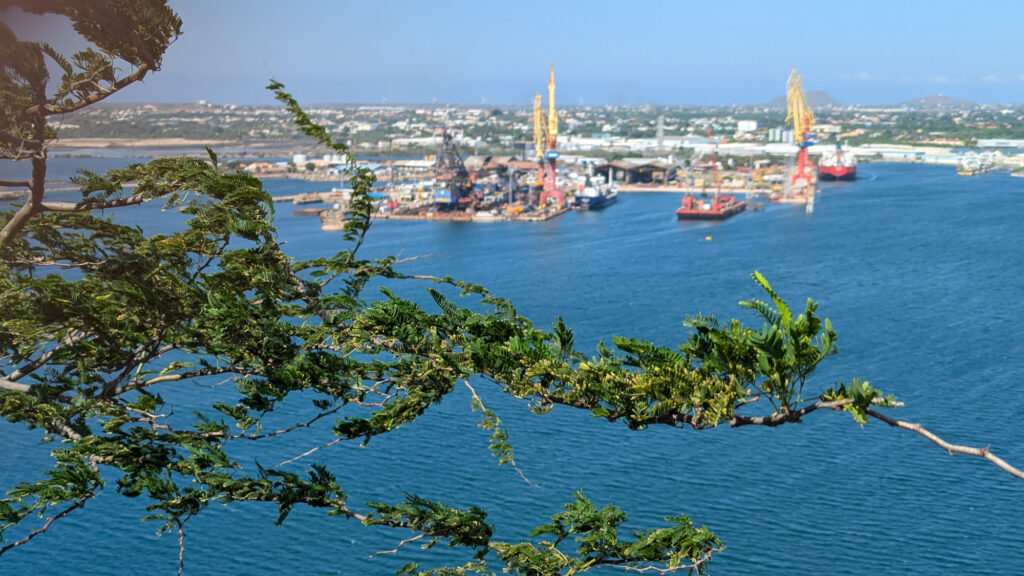 Curaçao Blick auf den Containerhafen