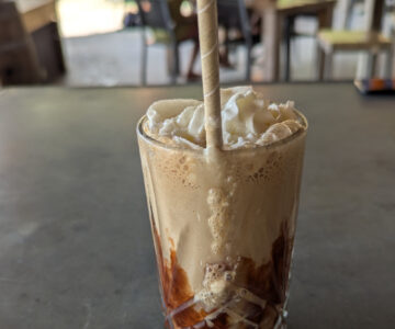 Curaçao Eiskaffee mit viel Schokolade