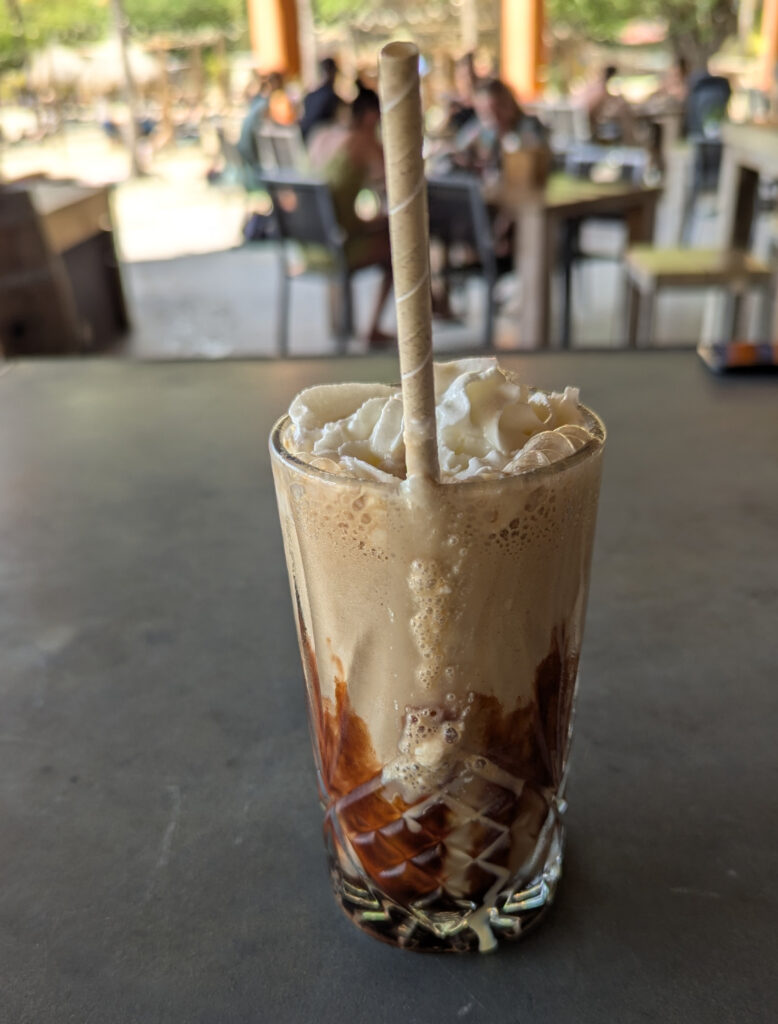 Curaçao Eiskaffee mit viel Schokolade