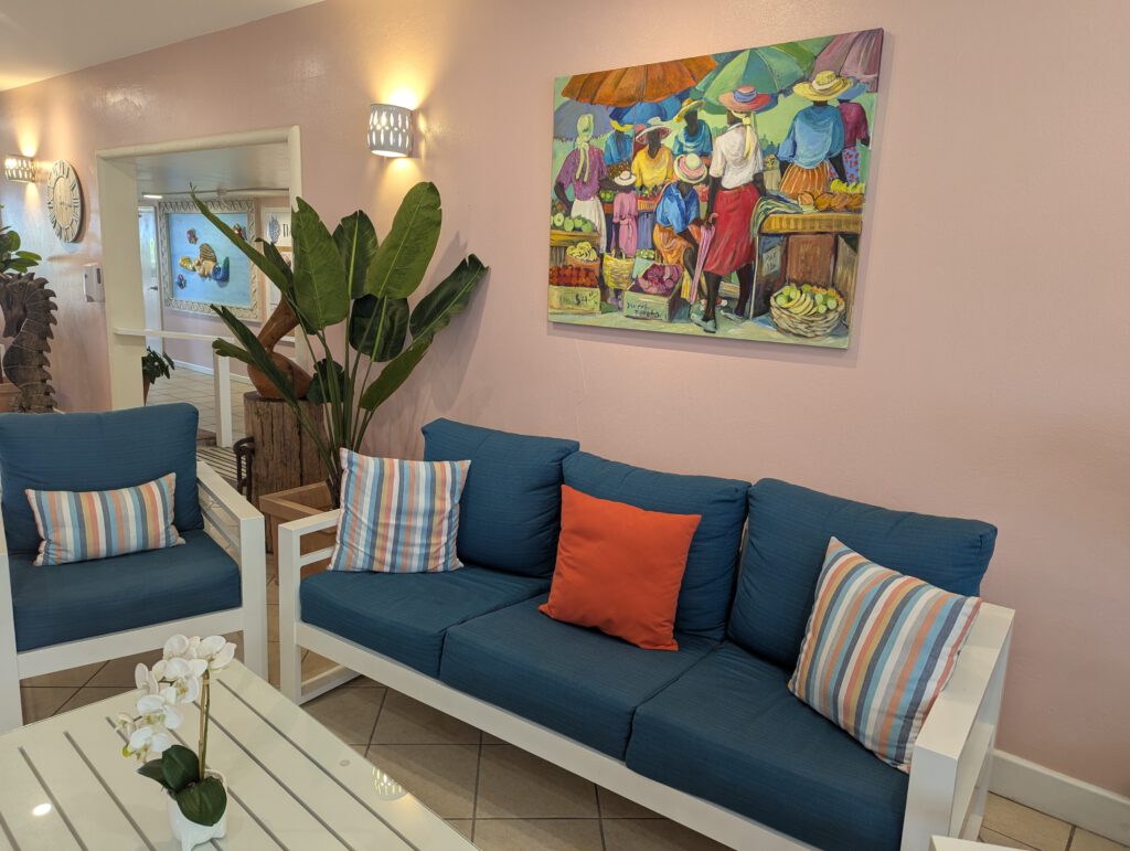 Barbados Butterfly Beach Hotel. Bunte Bilder in der Lobby