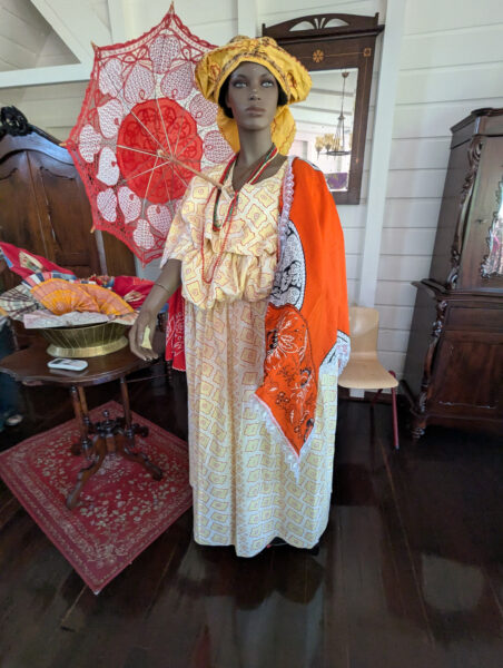 Paramaribo Koto Museum Kleidertracht